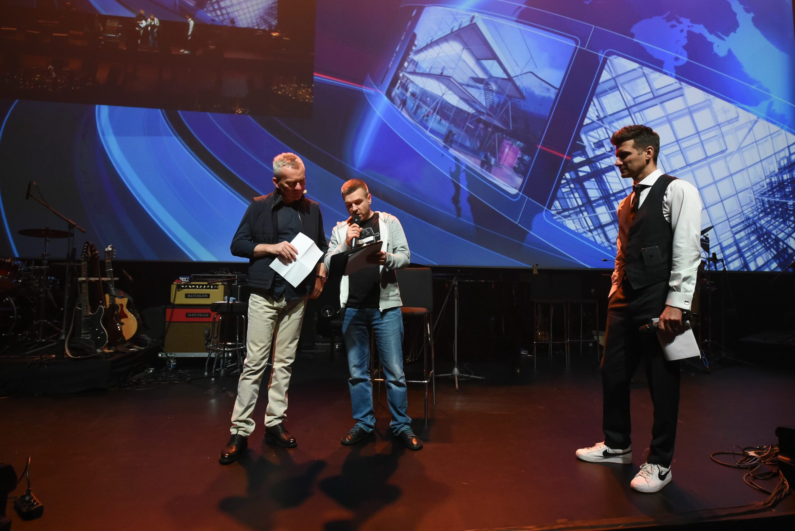 Damian Haftkiewicz, Tomasz Kammel i Arkadiusz Muś podczas przygotowań do gali jubileuszowej Press Glass