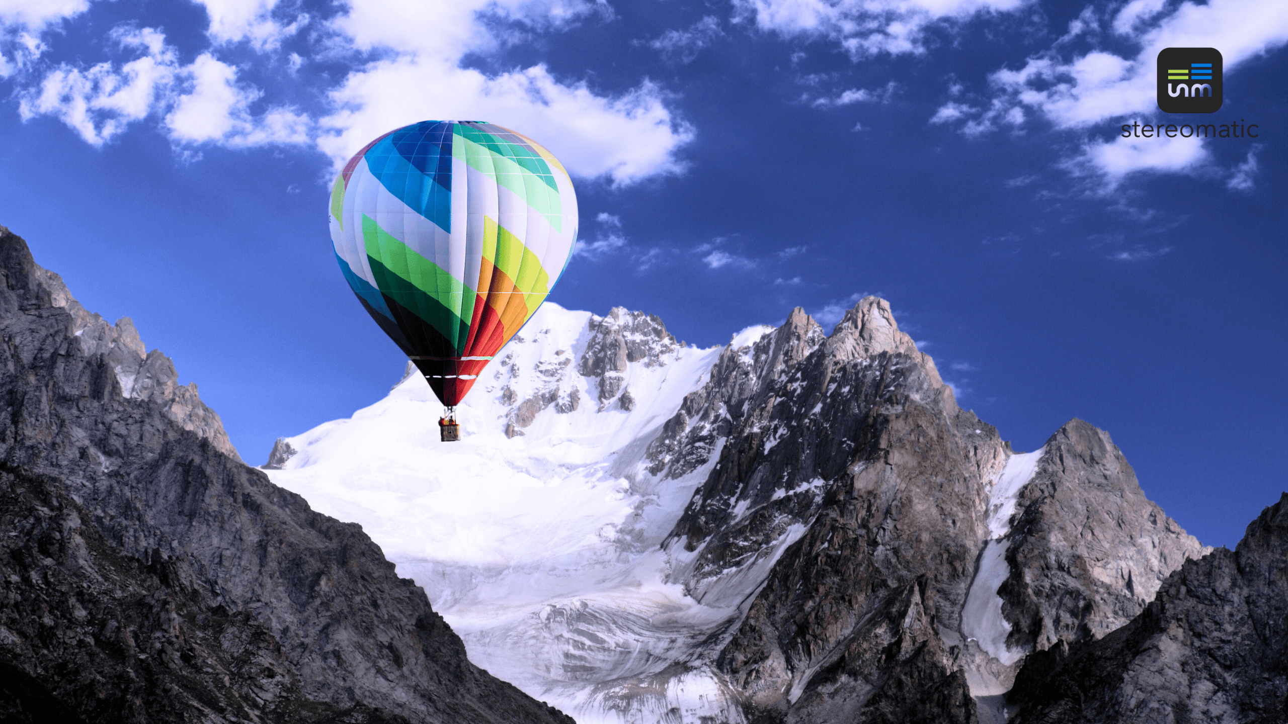 Balon unoszący się nad ośnieżonymi szczytami gór – inspirująca sceneria eventów firmowych B2B, konferencji i spotkań strategicznych organizowanych w Tatrach, Bieszczadach i Beskidach.