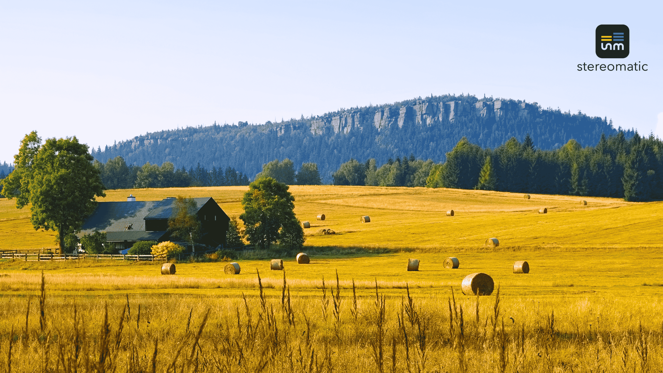 Panorama Gór Stołowych z widokiem na łąkę i gospodarstwo – idealna lokalizacja na imprezy integracyjne Dolny Śląsk i kameralne eventy firmowe