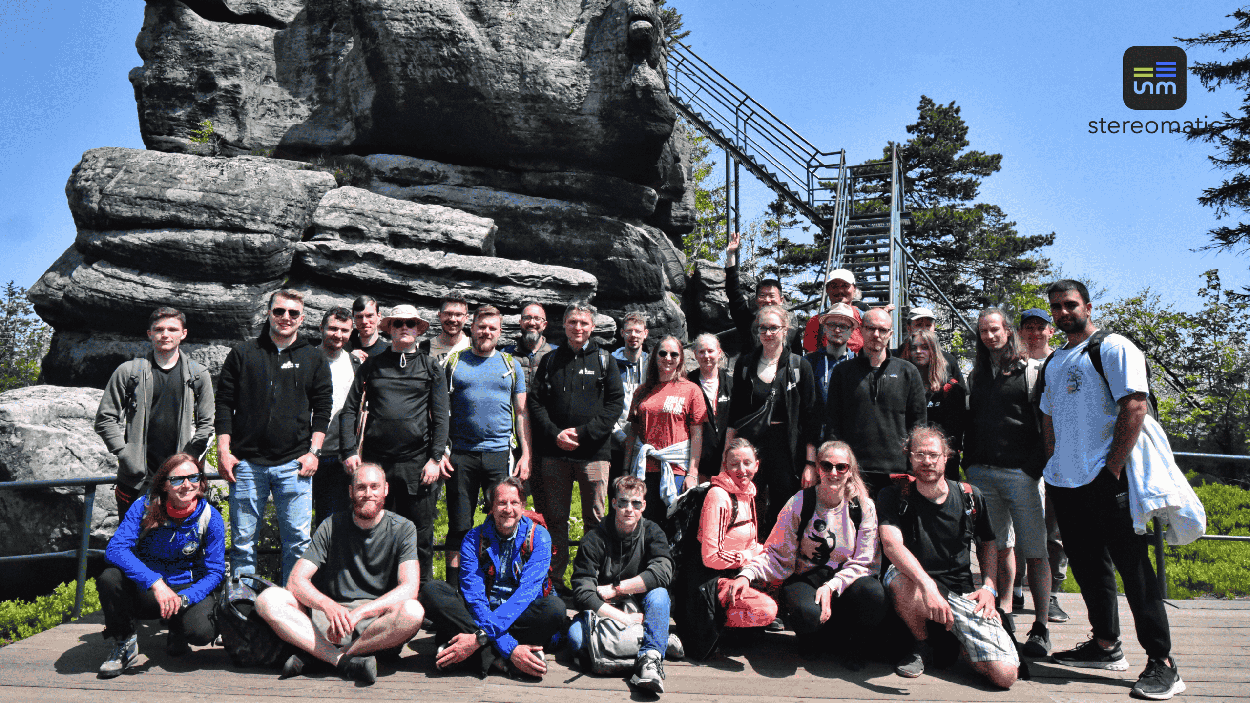 Grupa pracowników podczas firmowego eventu integracyjnego w Górach Stołowych – Błędne Skały, team building w górach