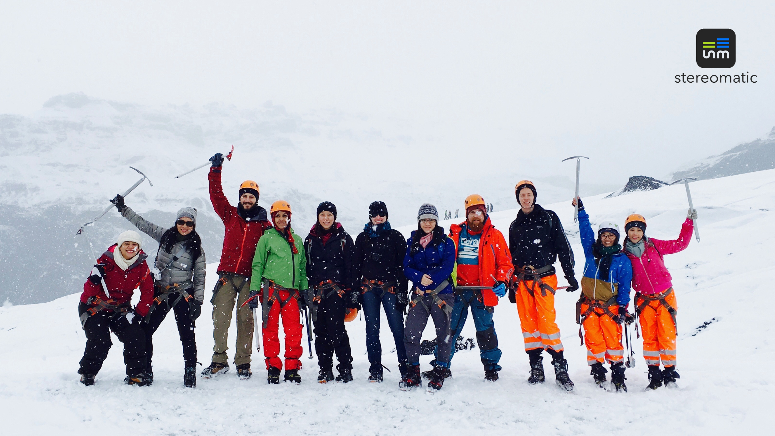 Zespół IT i software house na zimowym team meetingu w górach – integracja i współpraca w surowych warunkach