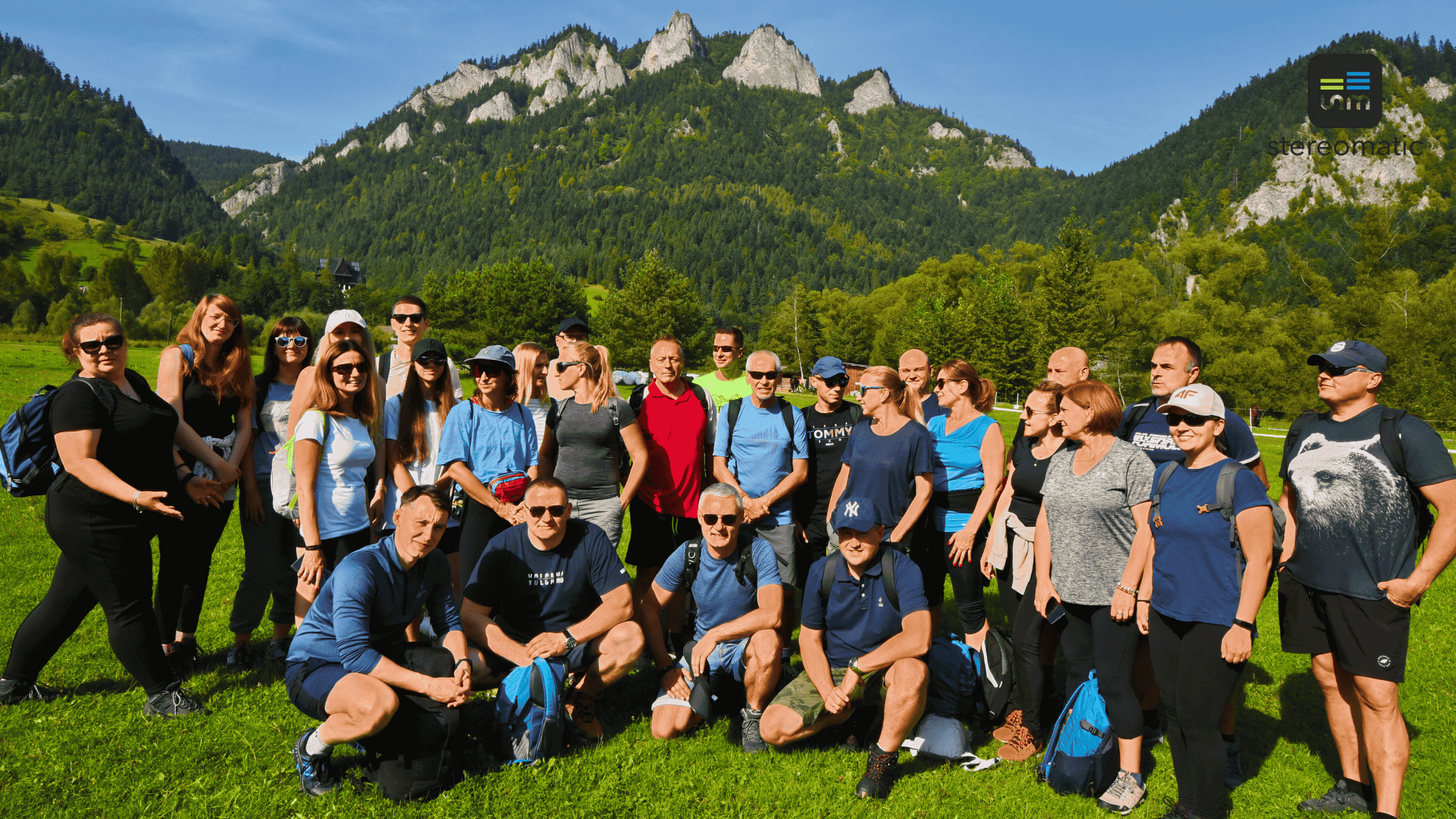 Grupa pracowników podczas wyjazdu firmowego w Pieniny – team building, event integracyjny, atrakcje outdoorowe