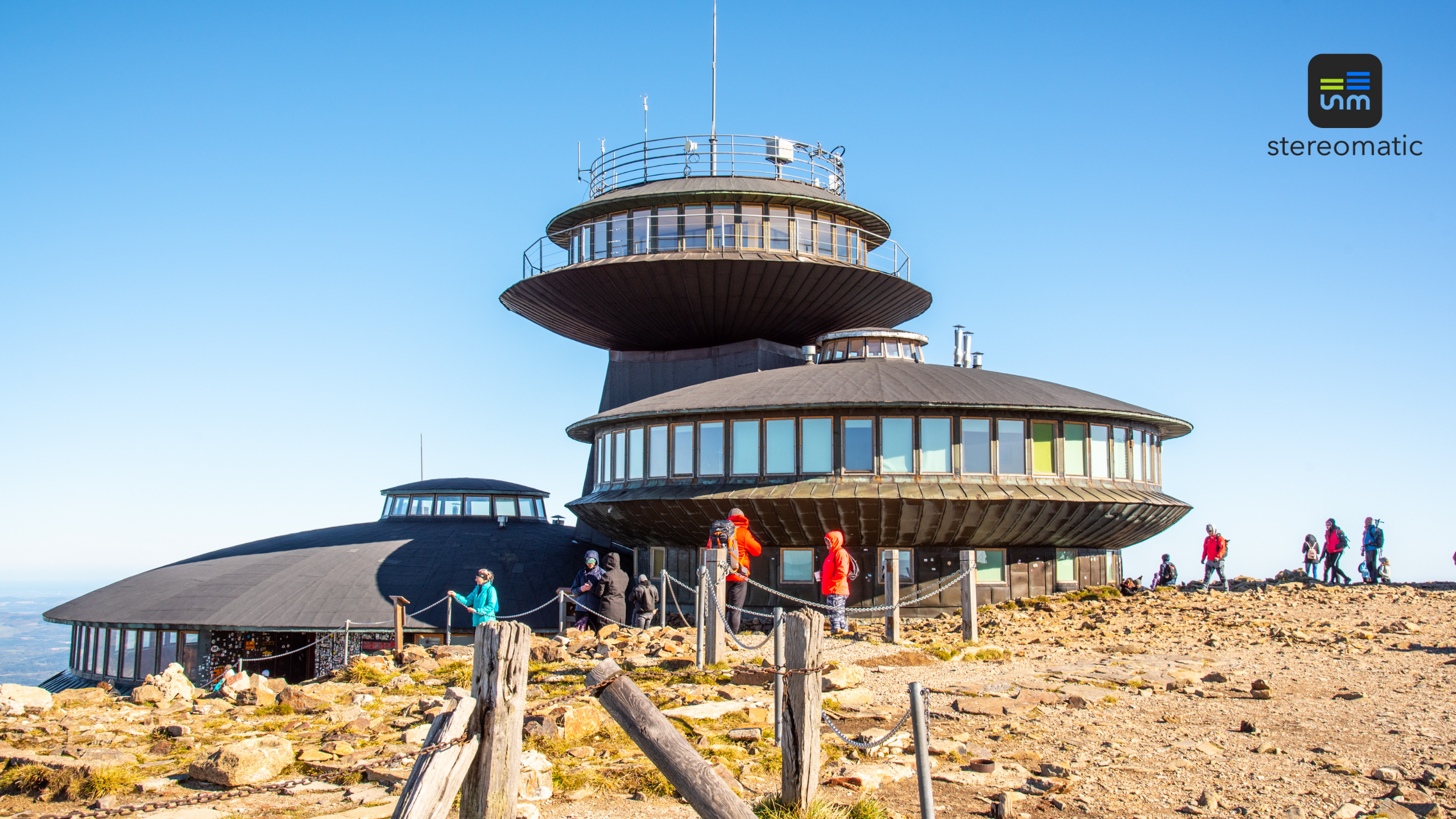 Śnieżka – event firmowy w Karkonoszach z widokiem na polskie góry