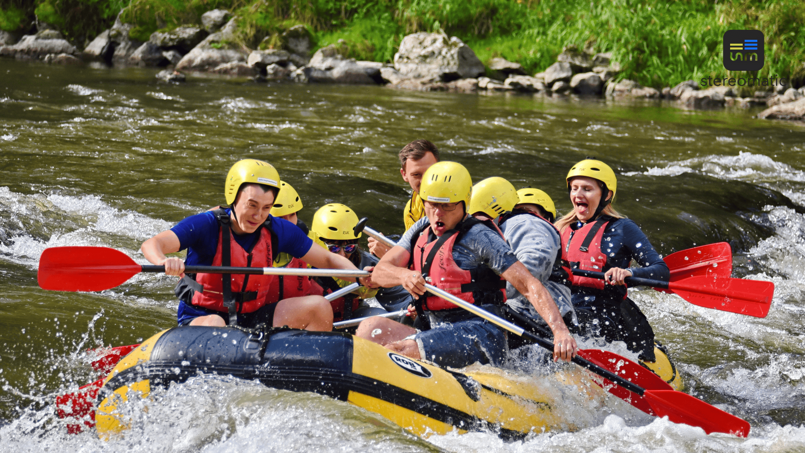 Spływ pontonowy Dunajcem jako aktywność team buildingowa w górach dla firm