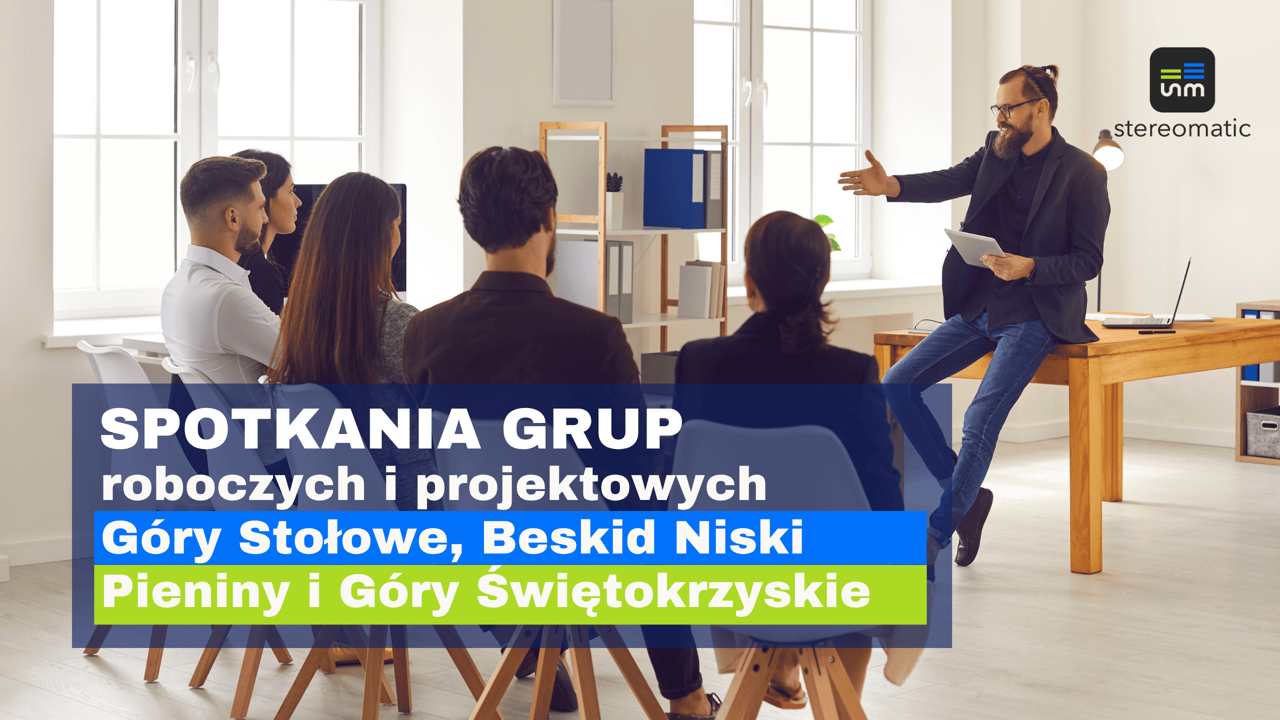 Grupa osób podczas spotkania roboczego w sali z widokiem na góry – idealna przestrzeń do pracy warsztatowej w Górach Stołowych, Pieninach lub Beskidzie Niskim.