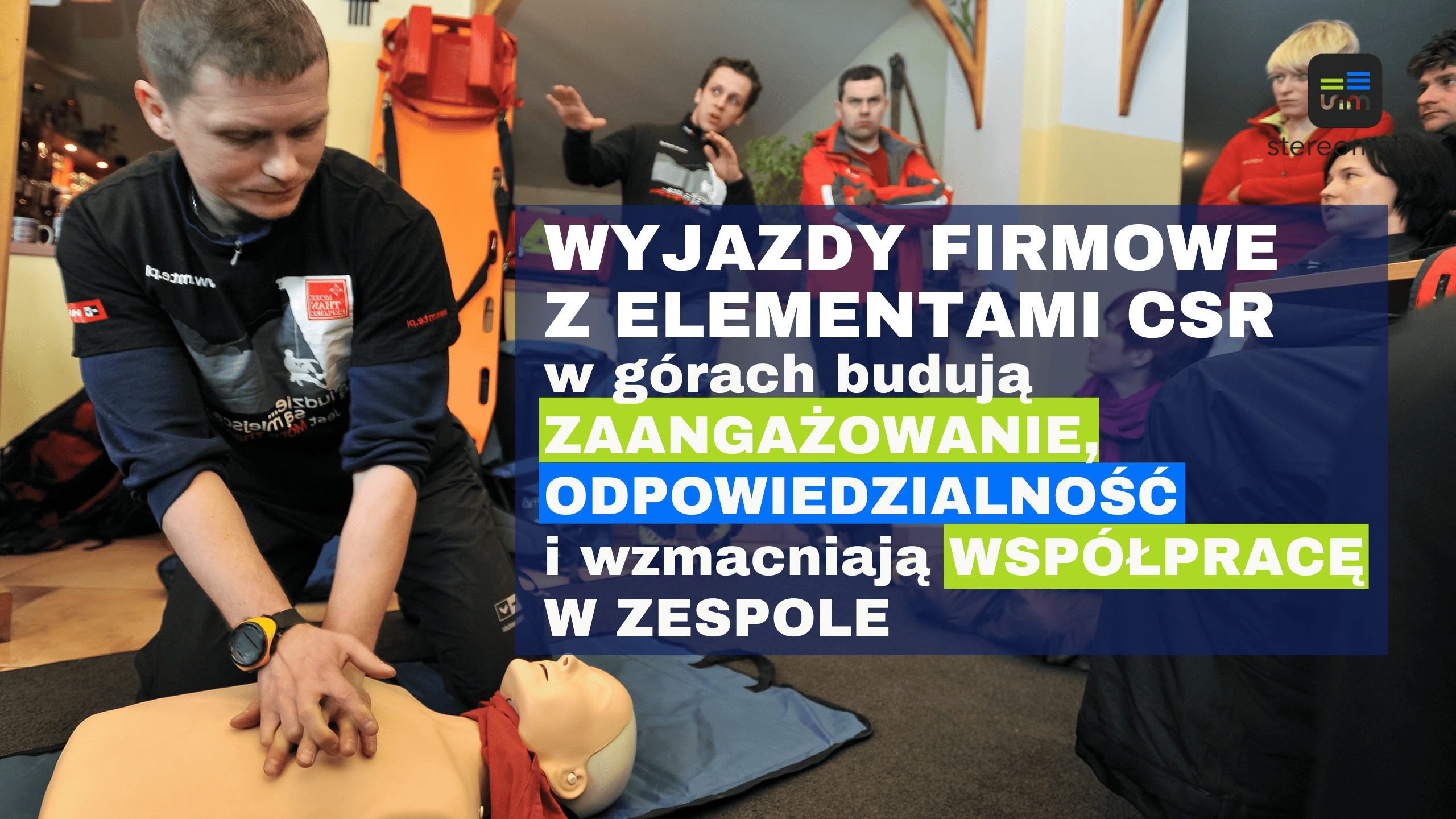 Szkolenie z pierwszej pomocy w warunkach eventu CSR w górach – uczestnik ćwiczy masaż serca na fantomie