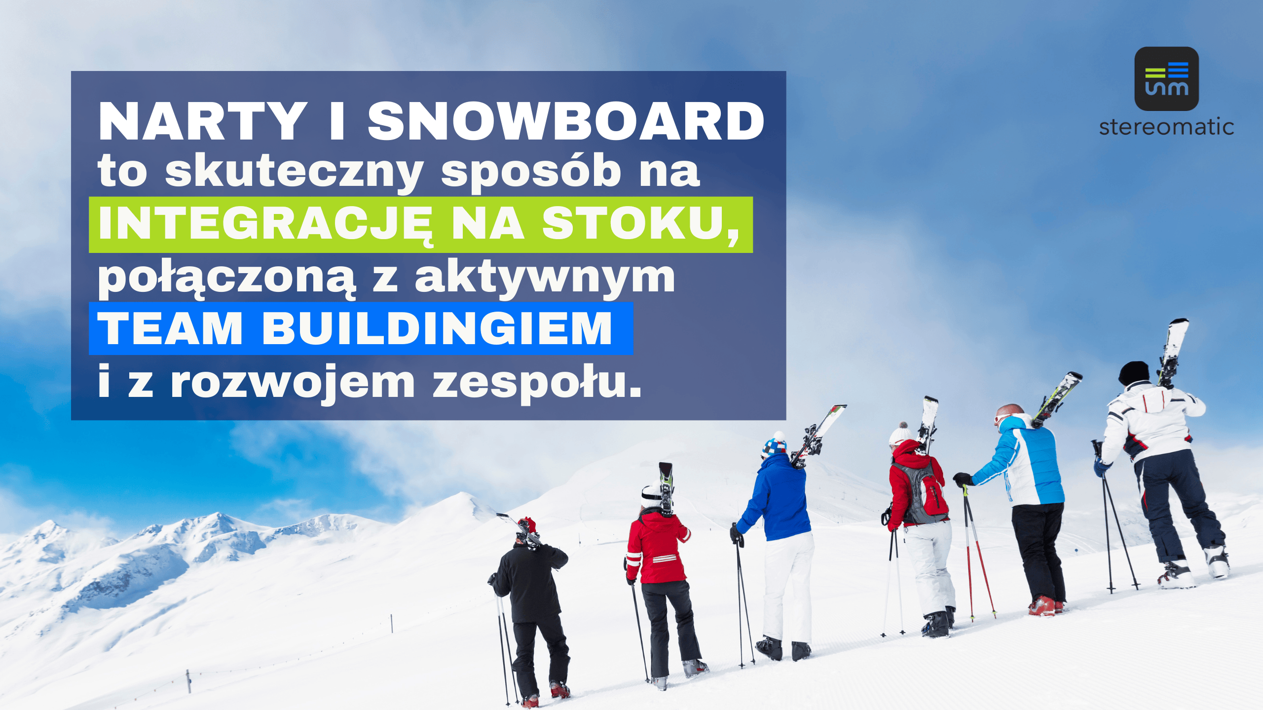 Grupa narciarzy i snowboardzistów przygotowuje się do zjazdu na ośnieżonym stoku podczas firmowych zawodów integracyjnych.