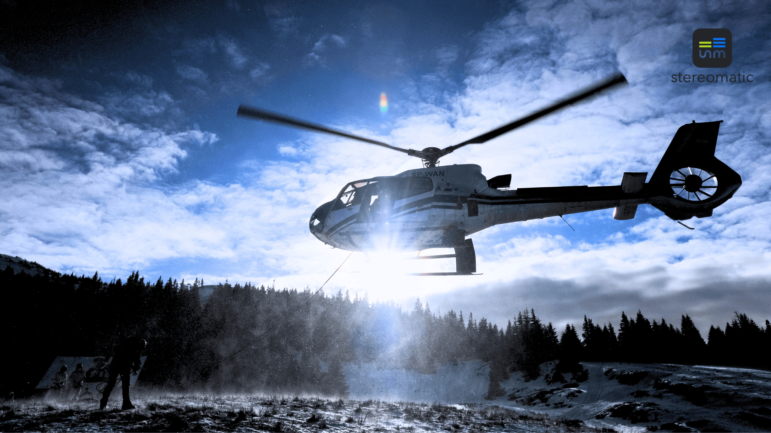 Helikopter lądujący w górach podczas eventu firmowego z elementami survivalu – zimowy team building z efektem WOW.