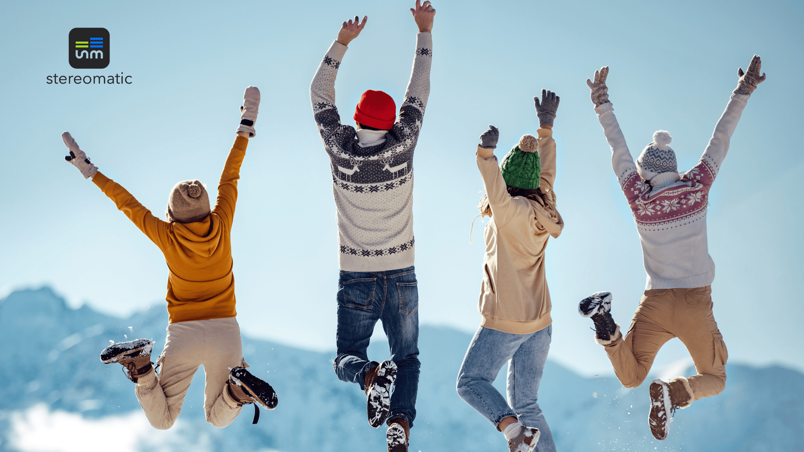 Grupa pracowników skacze z radości na tle gór w trakcie firmowego wyjazdu integracyjnego zorganizowanego przez agencję eventową – team building w zimowej scenerii.