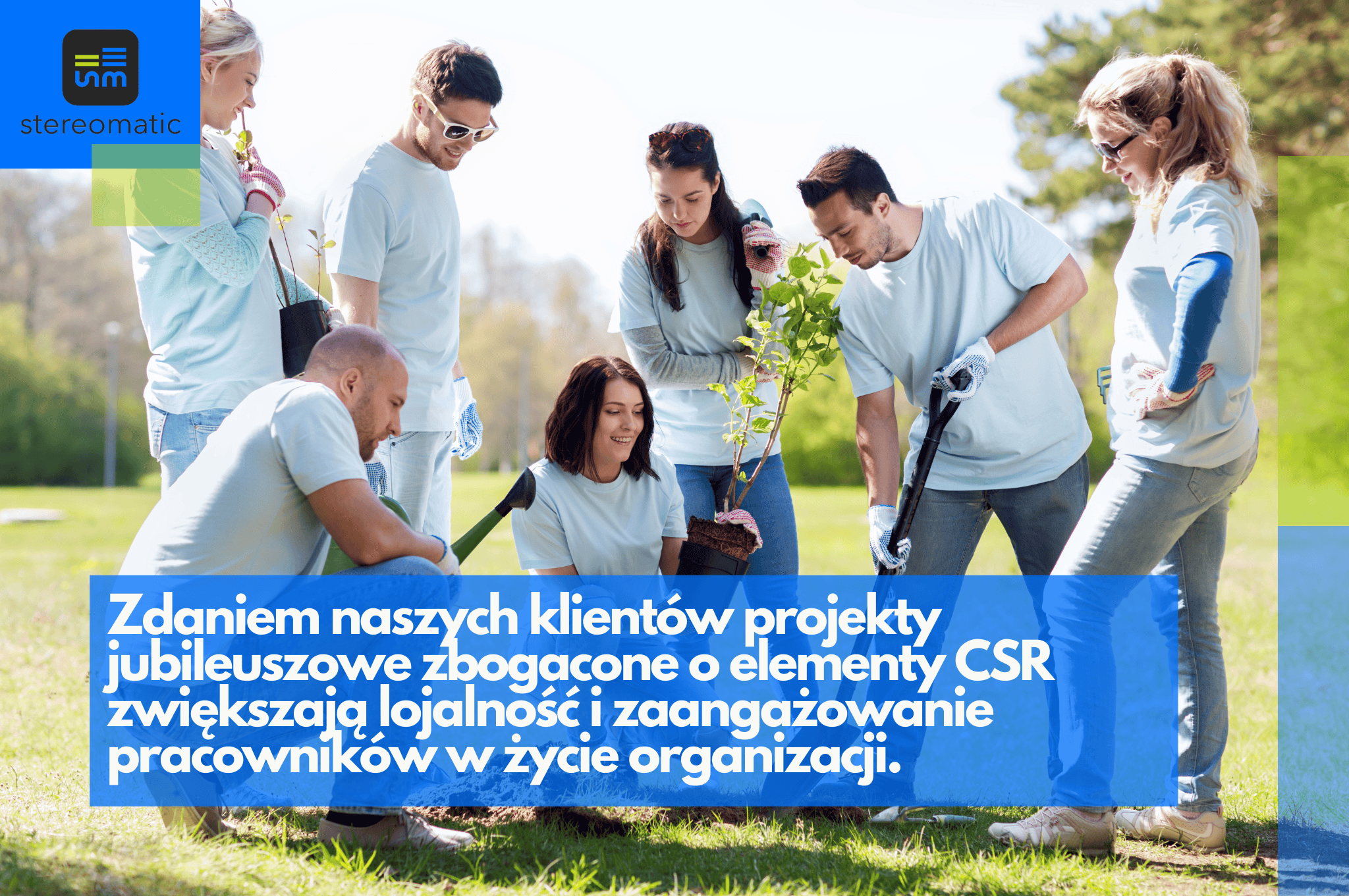 Grupa pracowników w jasnych koszulkach, sadząca drzewo na zewnątrz w ramach działań CSR. Zdjęcie ilustruje zaangażowanie pracowników i budowanie relacji podczas wydarzenia firmowego.