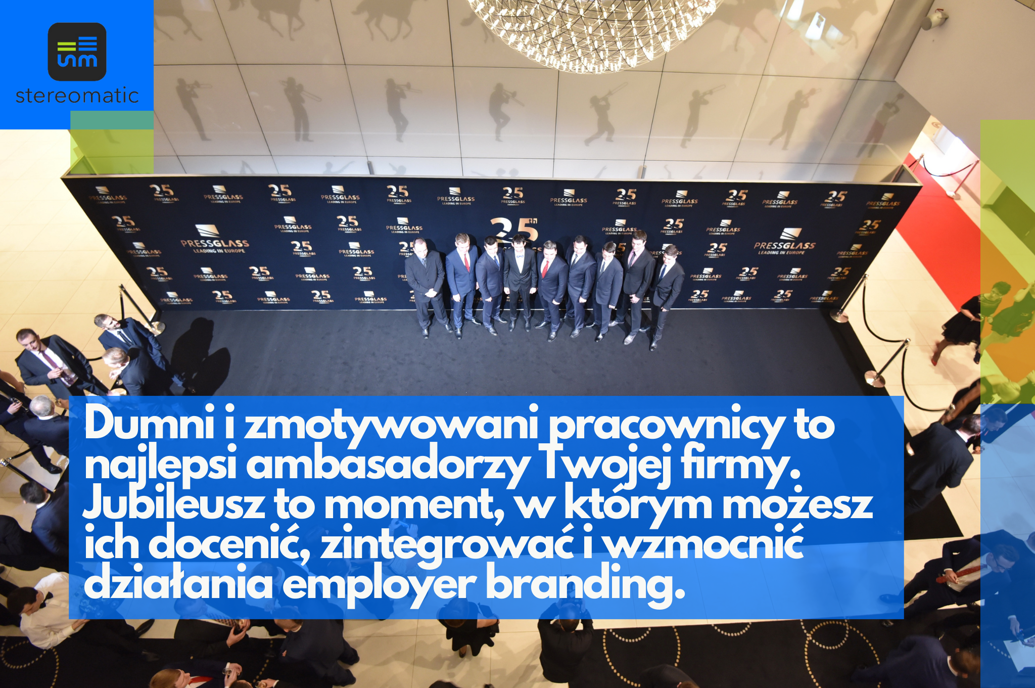 Zdjęcie zespołu firmy podczas jubileuszu 25-lecia, ukazujące, jak wydarzenie wspiera employer branding i integrację pracowników w kontekście budowania marki pracodawcy