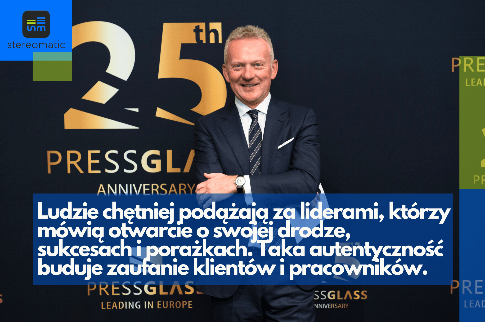 Arkadiusz Muś prezes firmy Press Glass podczas jubileuszu 25-lecia; otwarta komunikacja lidera, która wzmacnia zaufanie klientów i pracowników.