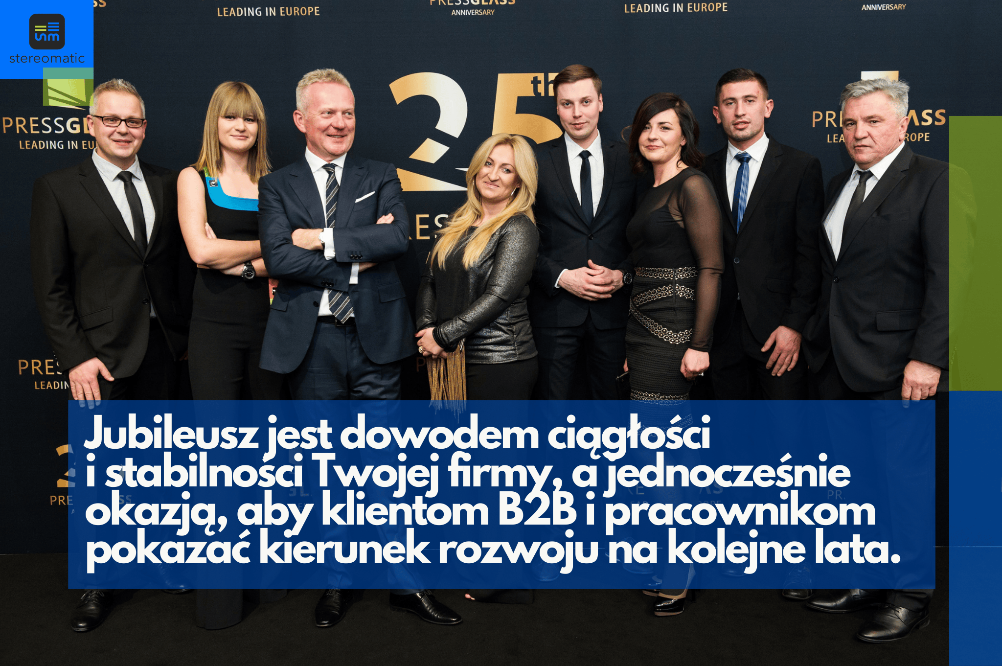 Prezes firmy Press Glass Arkadiusz Muś wraz z gośćmi i zarządem podczas jubileuszu 25-lecia; otwarta komunikacja lidera, która wzmacnia zaufanie klientów i pracowników.